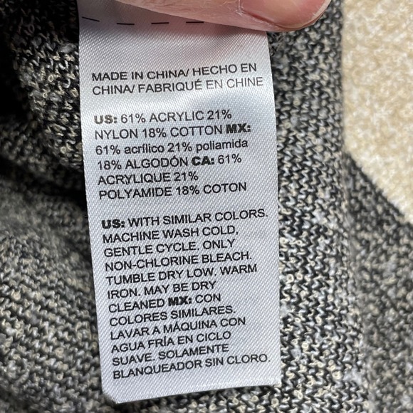 Chicos Animal Print V Neck Tunic Sweater Womens Size 1 M Light Gray Tiger Stripe - Picture 8 of 8